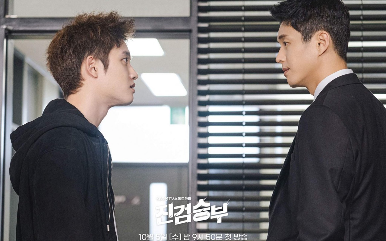Kontras dari yang Ditayangkan, D.O. EXO Keasyikan Peluk Ha Joon Saat Syuting 'Bad Prosecutor'