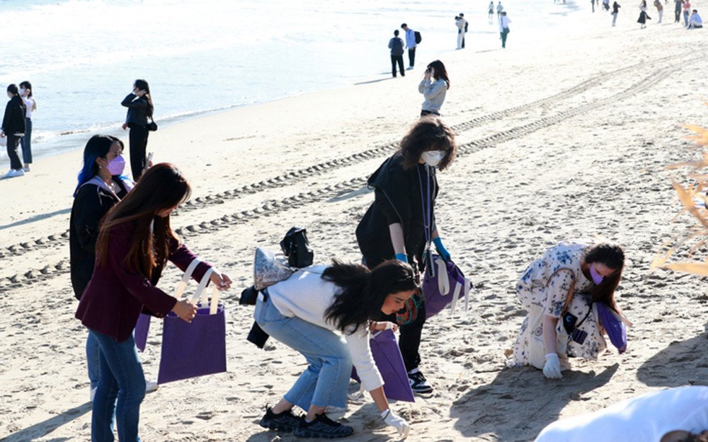 ARMY Tuai Pujian Usai Bersih-Bersih Sampah di Pantai Jelang Konser Gratis BTS di Busan