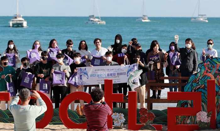 ARMY Tuai Pujian Usai Bersih-Bersih Sampah di Pantai Jelang Konser Gratis BTS di Busan