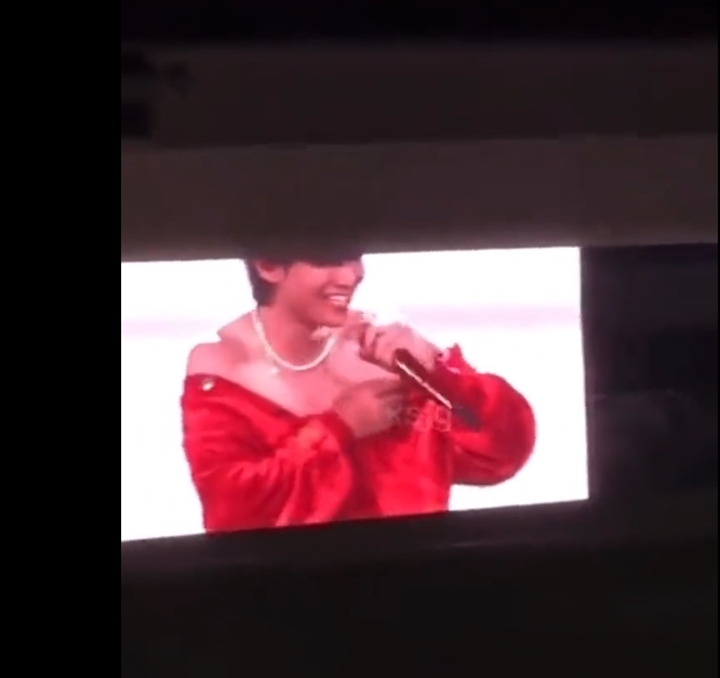 V Pakai Gaun Off Shoulder Di Konser BTS?
