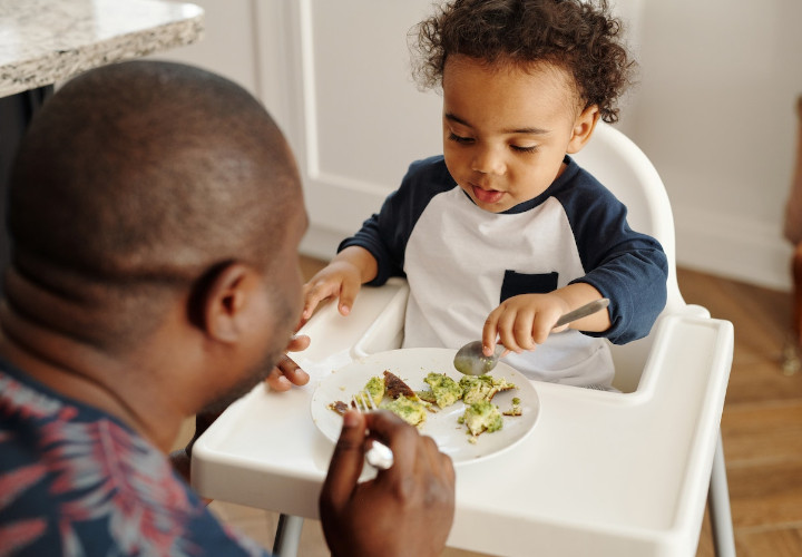 Perhatikan Alat Makan yang Dipakai Bayi