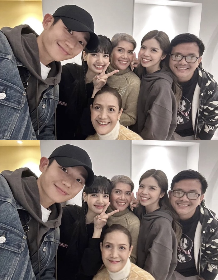  Tak Cuma Dukung Jisoo, Jung Hae In Juga Bikin Heboh Pose Bareng Keluarga Besar Lisa di Konser