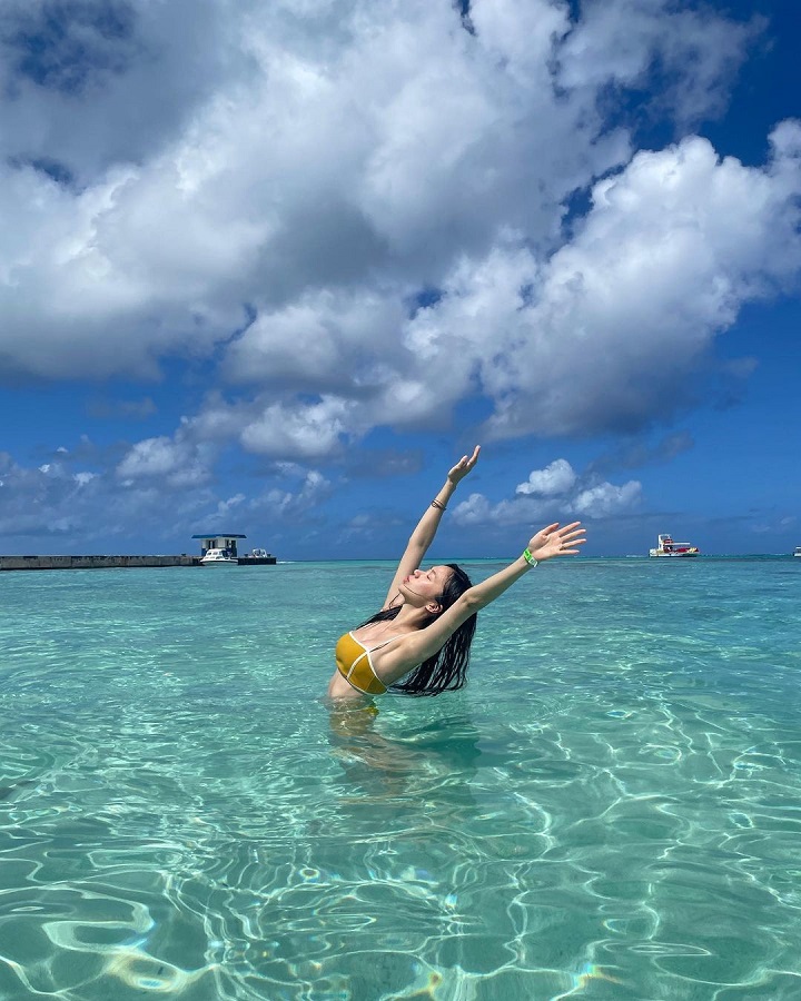 Berenang di Laut Biru