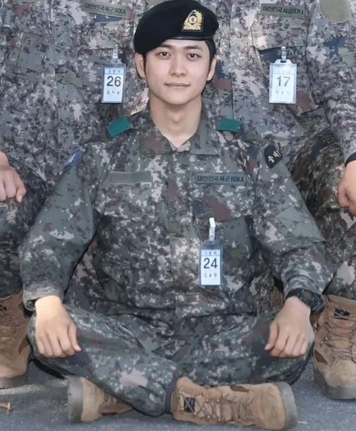 Tinggalkan Fans Pas Lagi Sayang-Sayangnya, Kang Tae Oh Pose Ganteng di Kamp Militer