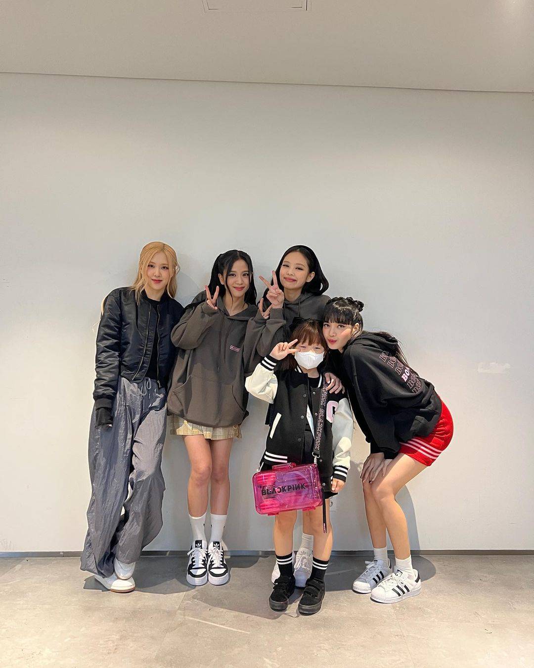 Momen BLACKPINK bersama dengan penggemar cilik