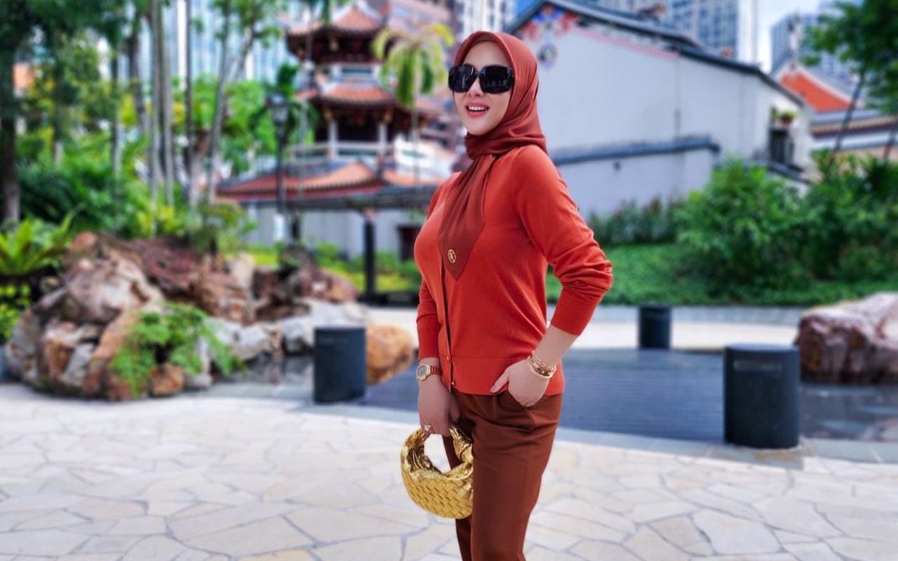 Syahrini Girang Mejeng Bawa Semangka Sambil Tenteng Tas Branded