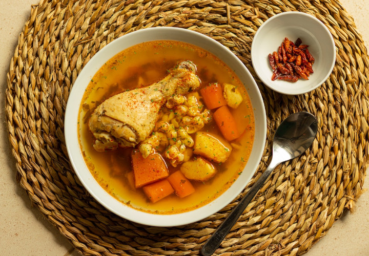 Mengkonsumsi Sup Ayam