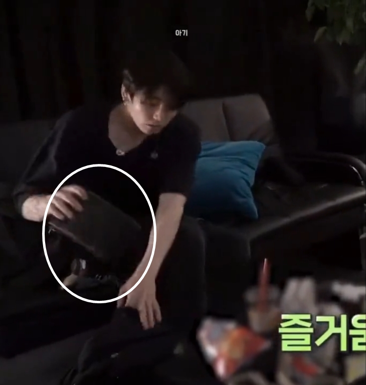 Ukuran Dompet Jungkook BTS Yang Terlalu Besar Jadi Sorotan