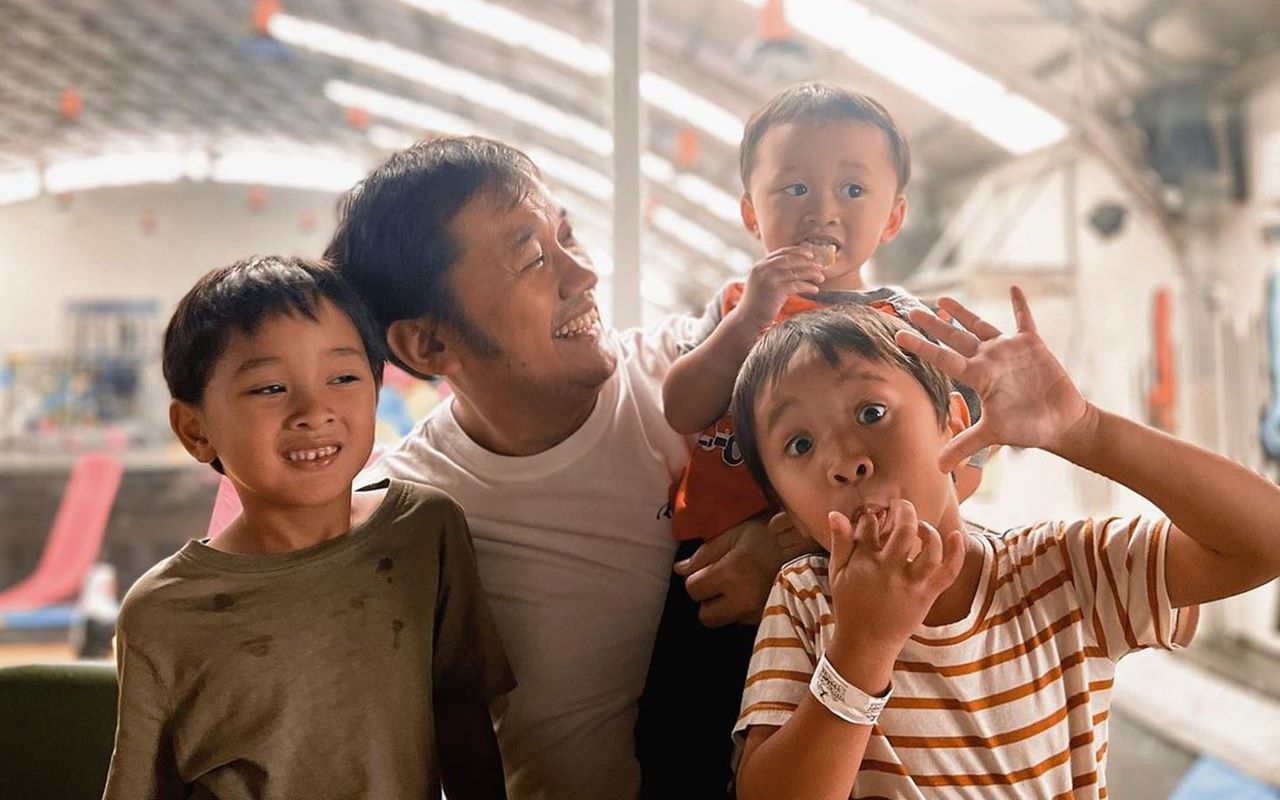 Hanung Bramantyo Nangis Lihat Pencapaian Sang Putra Cilik: Hatiku Selembut Pasir Sahara