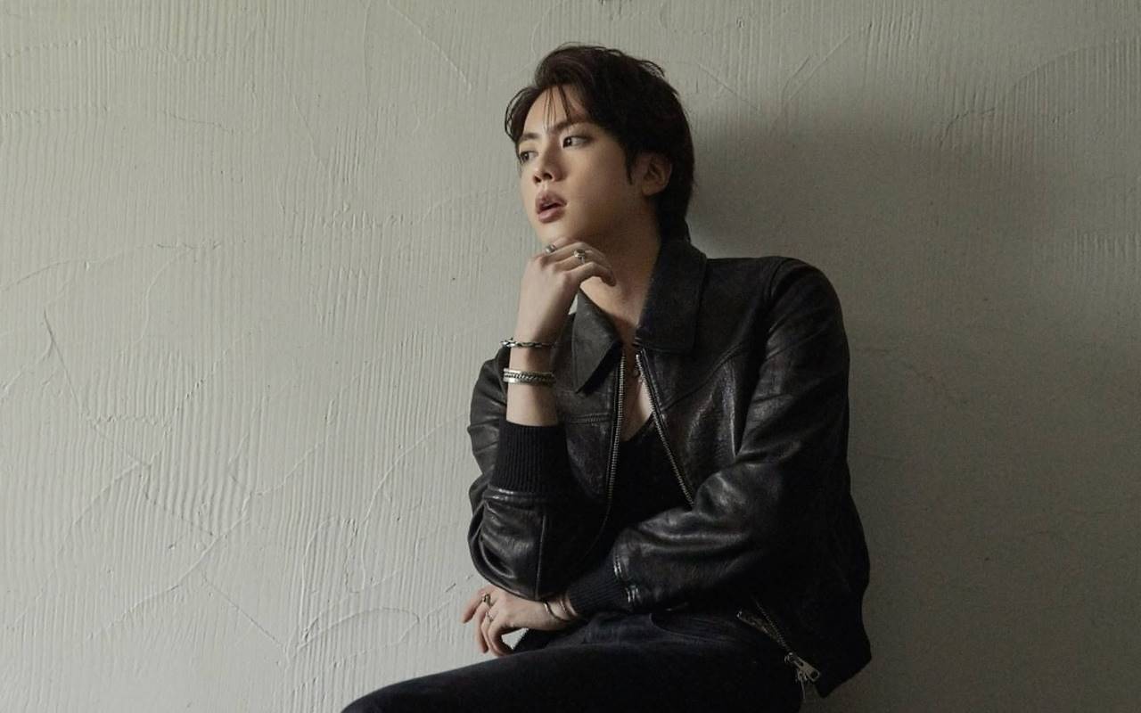Jin Buat Pangling Penuh Freckles, 'Bawa' Member BTS di Teaser Baru 'The Astronaut'