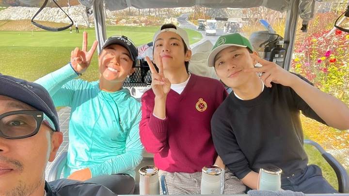 V BTS dan Park Seo Joon Main Golf Bareng, Ada \'Tamu\' Tak Terduga
