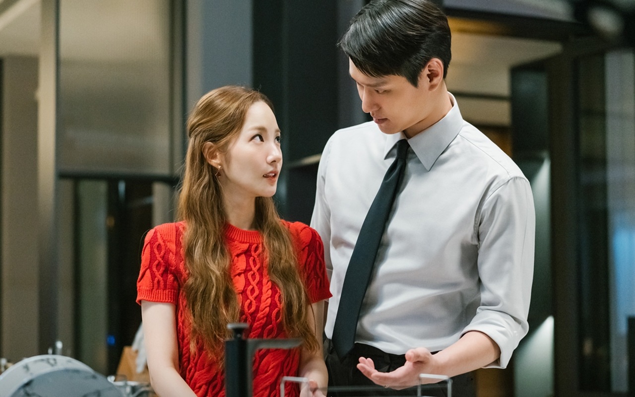 Gestur Tangan Go Kyung Pyo Saat Ciuman Dengan Park Min Young di 'Love in Contract' Disorot