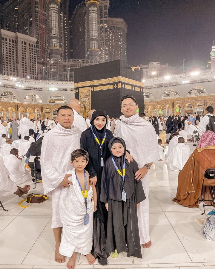 Potret di Depan Ka'bah