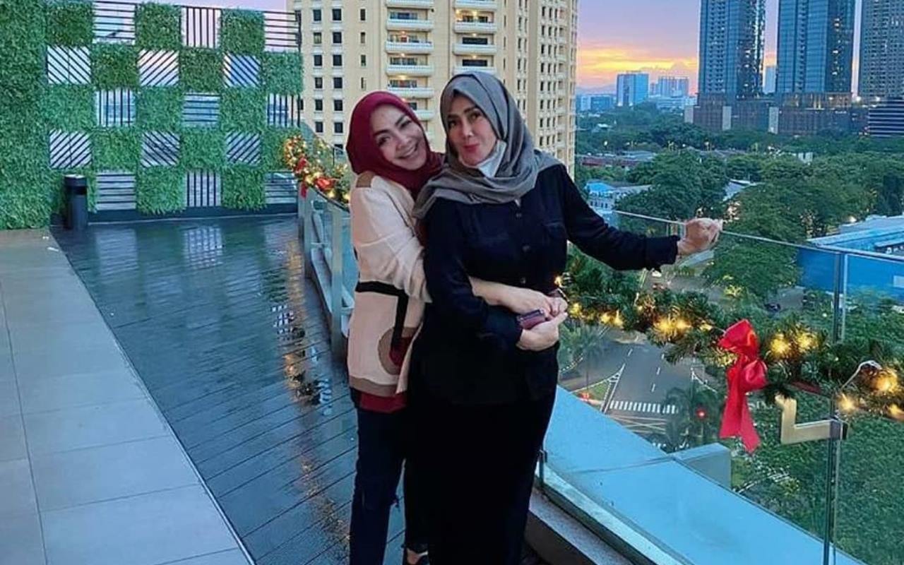 Ibu Raffi Ahmad & Nagita Slavina Tampil Serasi Di Jakarta Fashion Week