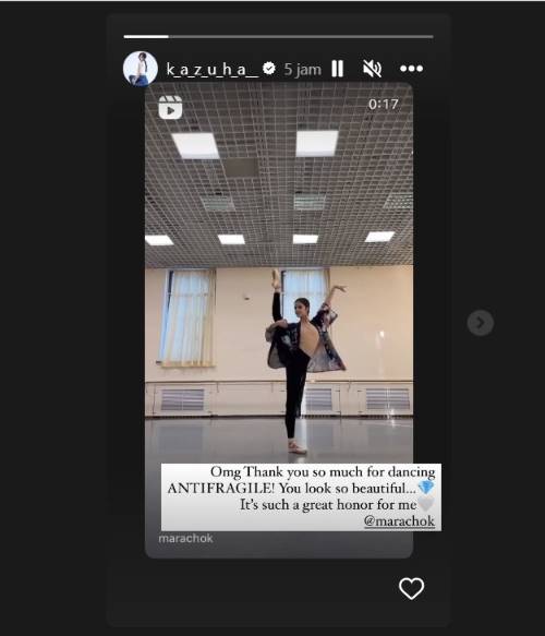 Kazuha LE SSERAFIM mengungkapkan rasa bahagianya karena seorang balerina dunia membawakan \