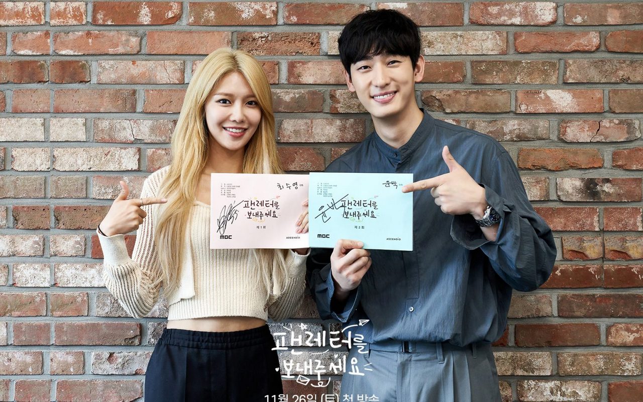 Sooyoung-Yoon Bak Saling Salting Sambil Berseragam Sekolah di Poster 'Please Send a Fan Letter'