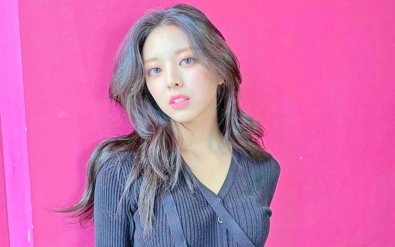 Cuma Pakai Crop Top dan Celana Kargo, Penampilan Kece Yuna ITZY di Los Angeles Tuai Pujian