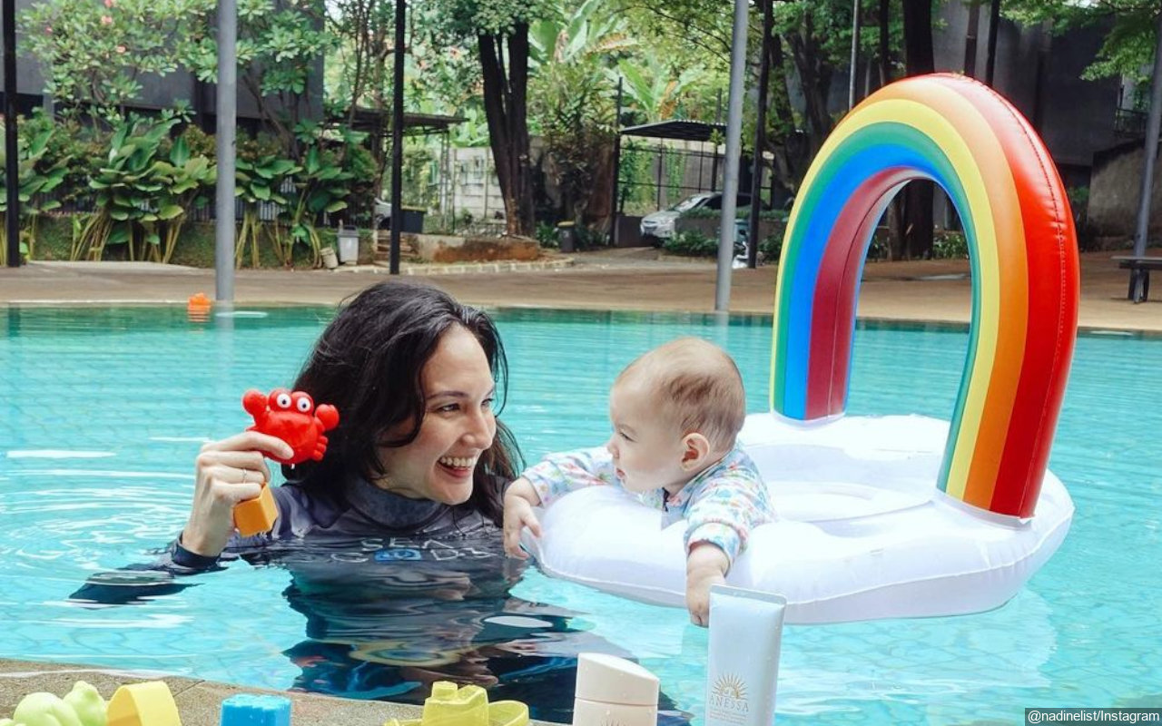 Putrinya Kelewat Aktif, Nadine Chandriwinata Perlihatkan Effort Mandikan Baby Djiwa