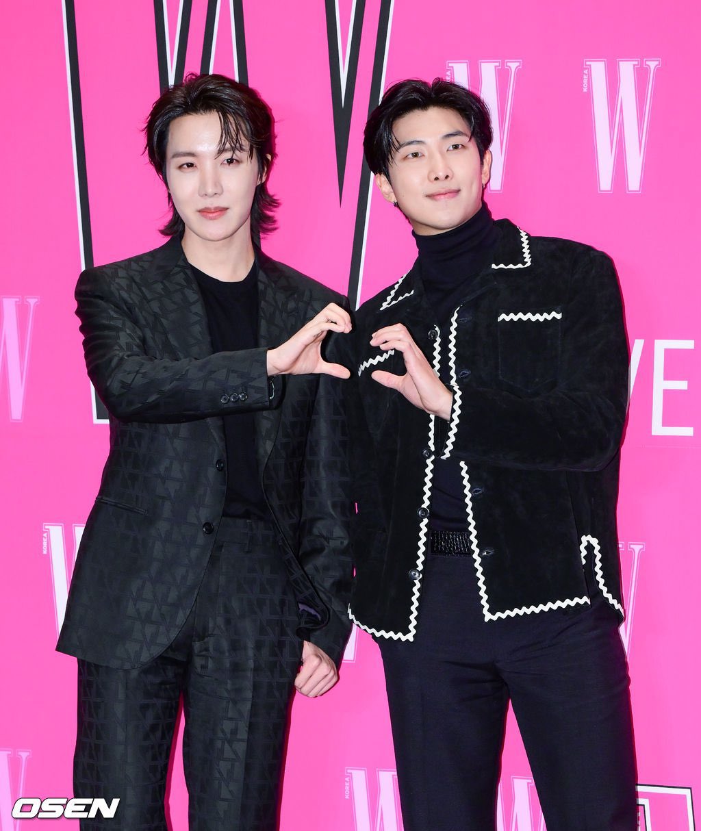 Begini Kocaknya Saat J-Hope dan RM BTS Bingung Diminta Pose Sambil Bikin Lambang Hati Berdua