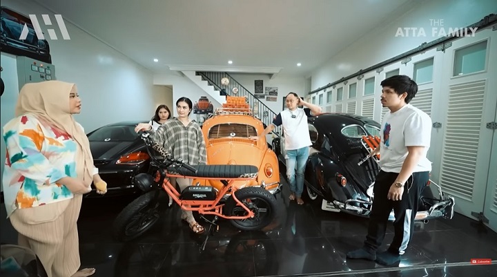  Garasi Berisikan Mobil Klasik