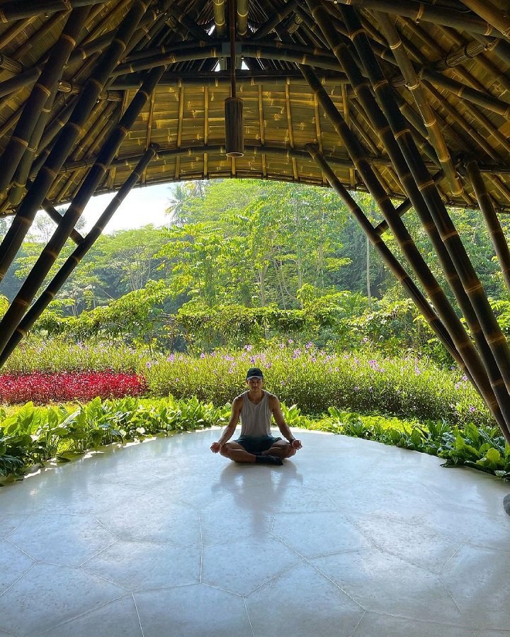 Yoga Ditemani Suasana Sejuk