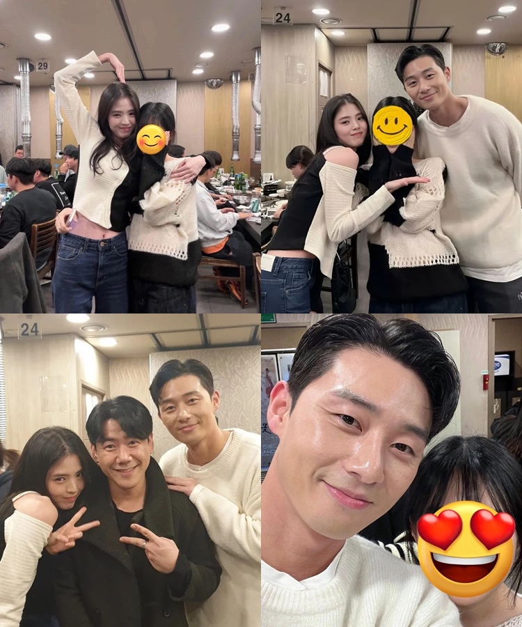 Han So Hee-Park Seo Joon Kembali Adu Visual Foto Bareng Staf di After Party \'Gyeongseong Creature\'