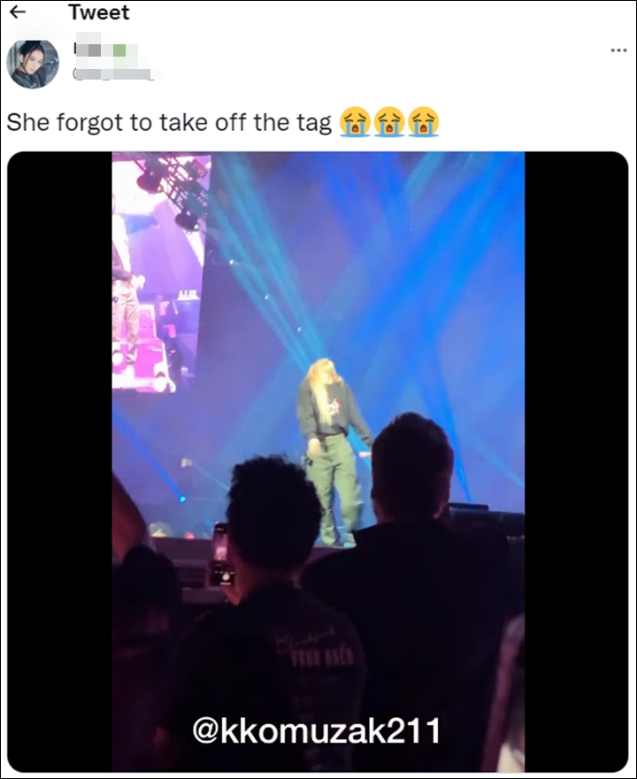 Rose Ngakak Lupa Copot Label Baju di Konser BLACKPINK