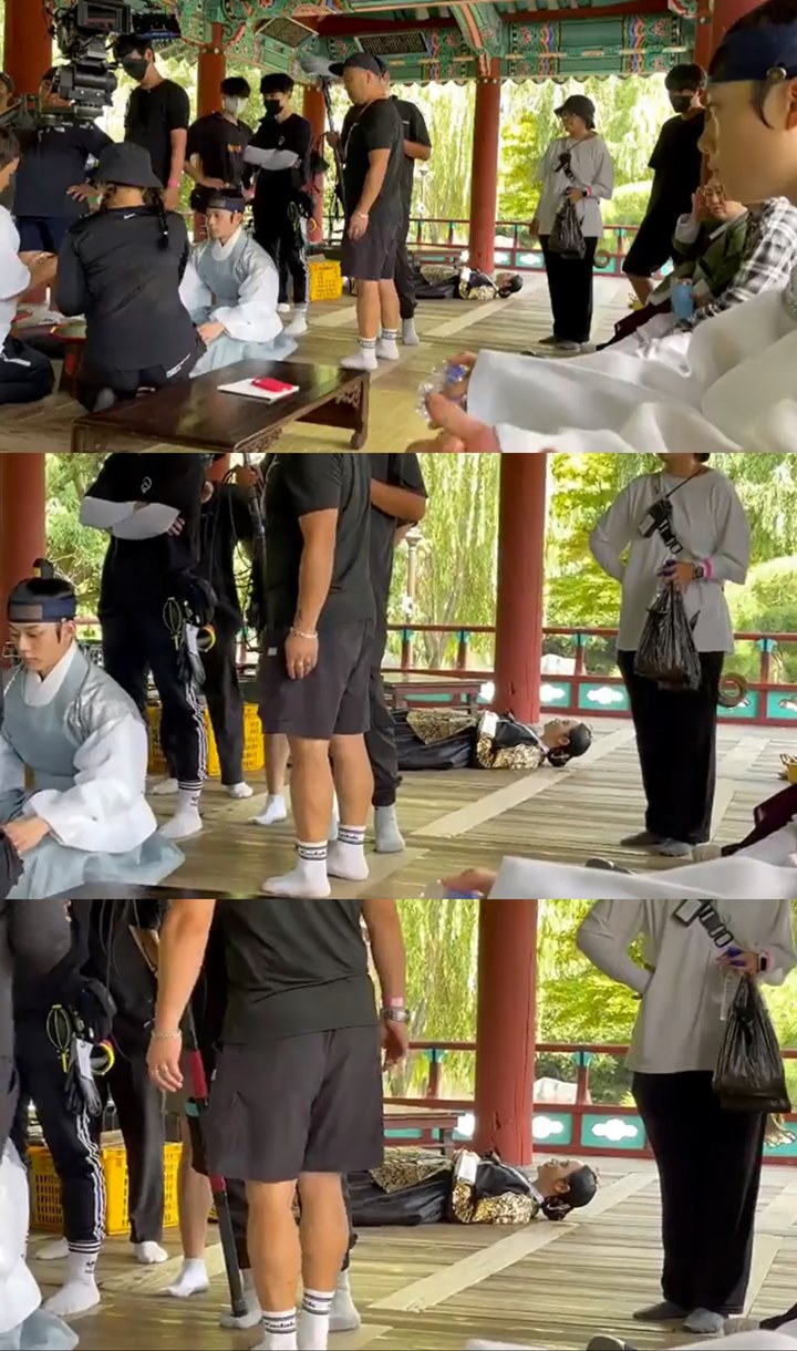 Kim Hye Soo Asyik Tiduran Saat Aktor Junior Sibuk Syuting \'Under The Queen\'s Umbrella\'