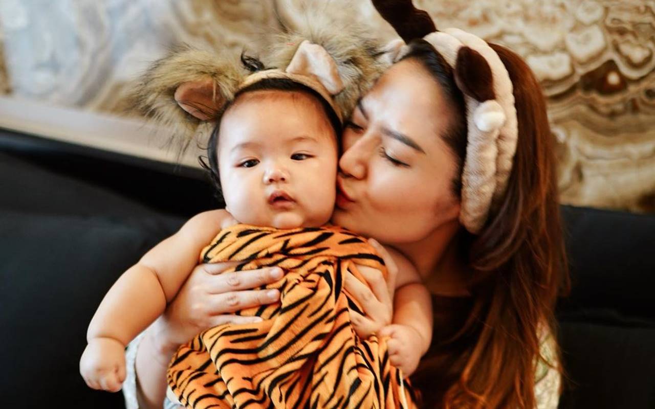 Siti Badriah Geregetan Usai Pergoki Kelakuan Suami Kala Jaga Baby Xarena