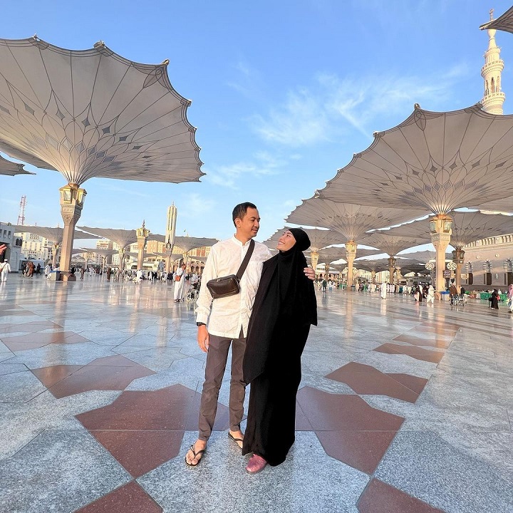Ayu Dewi dan Regi Datau Tampak Mesra