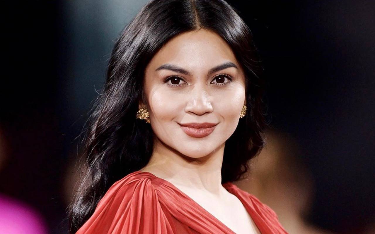 Usai Paris Fashion Week, Penampilan Ariel Tatum di JFW Tak Kalah Curi Perhatian