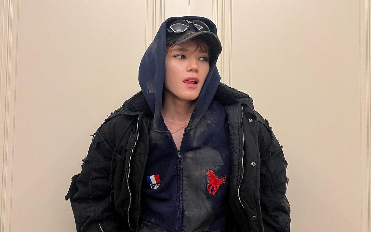 Ucap Terima Kasih Ke Jerome Polin, Taeyong Pamer Pose Tampan di Tepi Kolam Pakai Batik