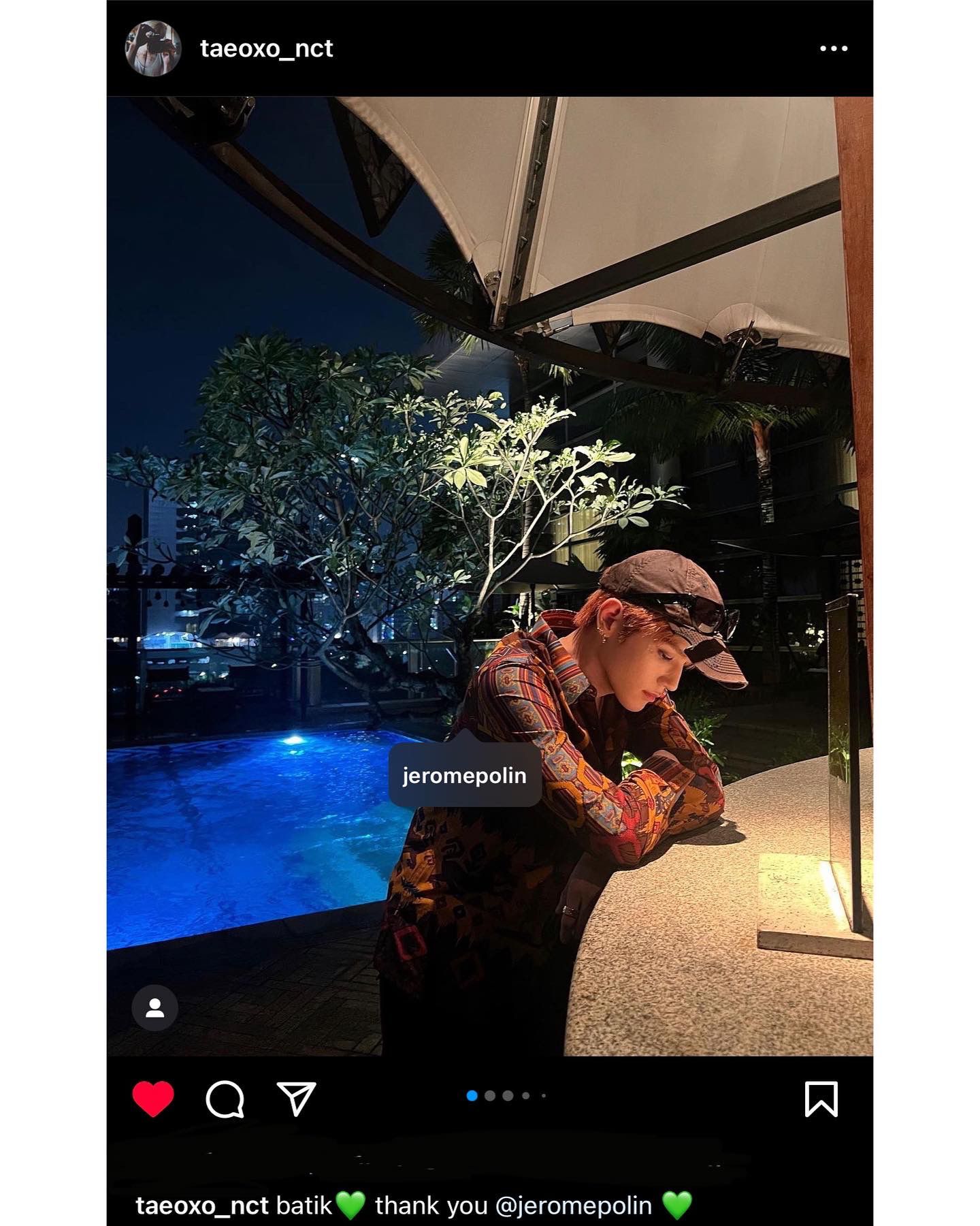 Ucap Terima Kasih Ke Jerome Polin, Taeyong Pamer Pose Tampan di Tepi Kolam Pakai Batik