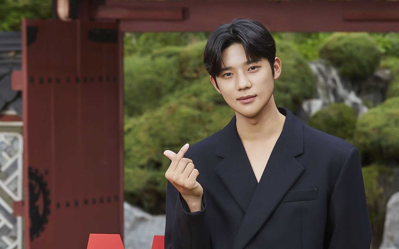Moon Sang Min Pamer Dipeluk Pemain Cewek 'Under The Queen's Umbrella'