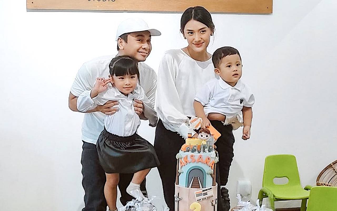 Istri Raditya Dika Ngaku Makin Gaptek Sejak Nikah & Punya Anak