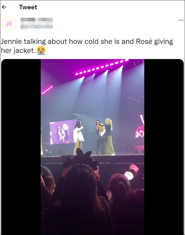 Rose Sigap Pinjamkan Jaket Saat Jennie Kedinginan di Konser BLACKPINK