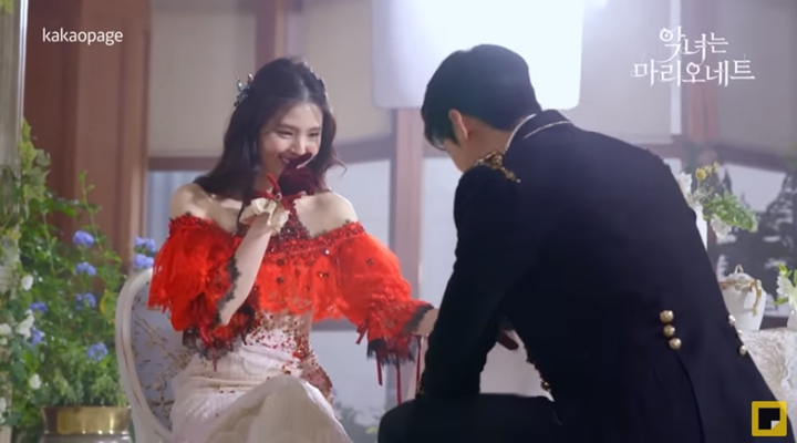 Han So Hee Ngakak Disentuh Cha Eunwoo di Lokasi \'The Villainess Is A Marionette\'