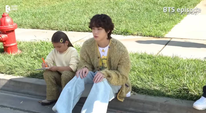 Jin dan Victoria Duduk Imut di Trotoar