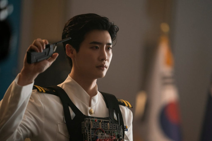 Jarang Jadi Penjahat, Lee Jong Suk Ubah Cara Bicaranya Saat Perankan Teroris di \'Decibel\'Jarang Jadi Penjahat, Lee Jong Suk Ubah Cara Bicaranya Saat Perankan Teroris di \'Decibel\'