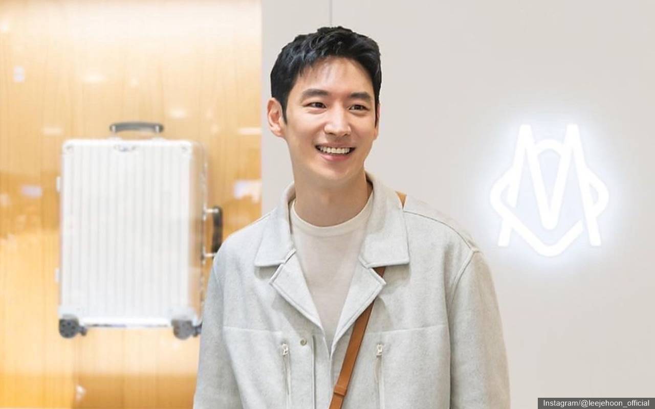 Girang, Lee Je Hoon Pakai Bahasa Indonesia Kala Pamer Hadiah dari Fans