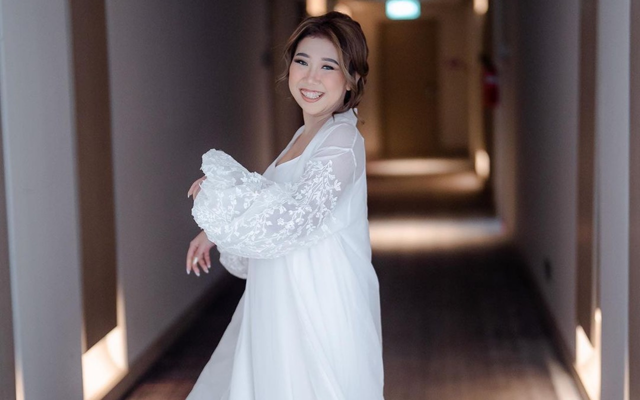 Fiting Baju Pengantin, Kiky Saputri Tutupi Tubuh Mungil Pakai Gaun Princess
