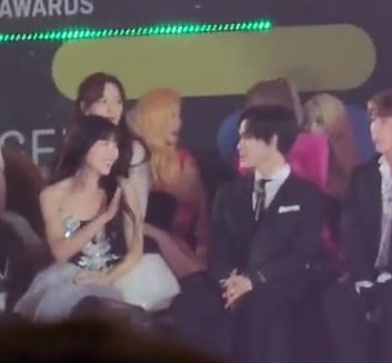 Aksi Lambaian Tangan Joy Red Velvet ke Chenle NCT Dream di Genie Music Awards Bikin Gemas