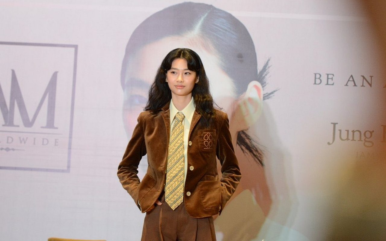 Jung Ho Yeon Ungkap Rasanya Menangkan SAG Awards Hingga Tampil di MV The Weekdn