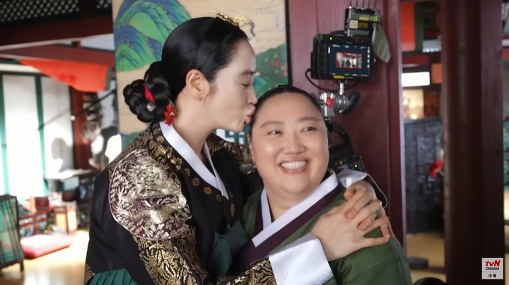 Kim Hye Soo Tiba-Tiba Cium Pemain \'Under The Queen\'s Umbrella\' di Sela-Sela SyutingKim Hye Soo Tiba-Tiba Cium Pemain \'Under The Queen\'s Umbrella\' di Sela-Sela Syuting