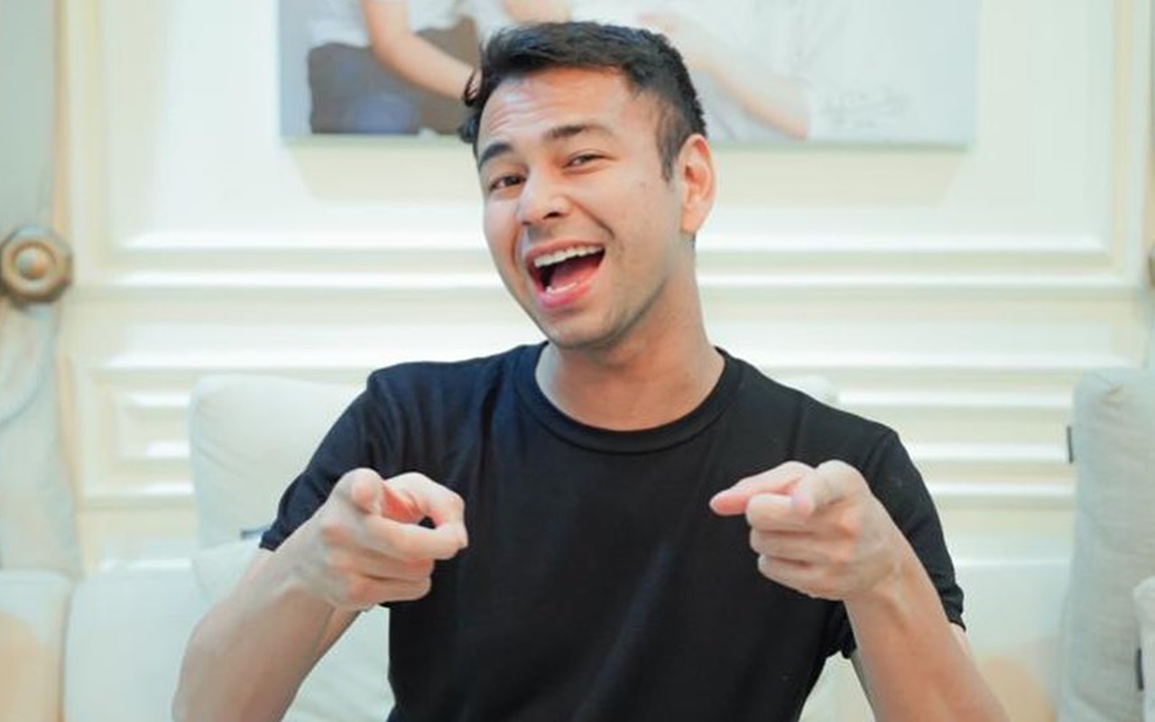 Menang Telak! Raffi Ahmad Senyum Semringah Pamer Piala Kemenangan Bareng Anak-Istri