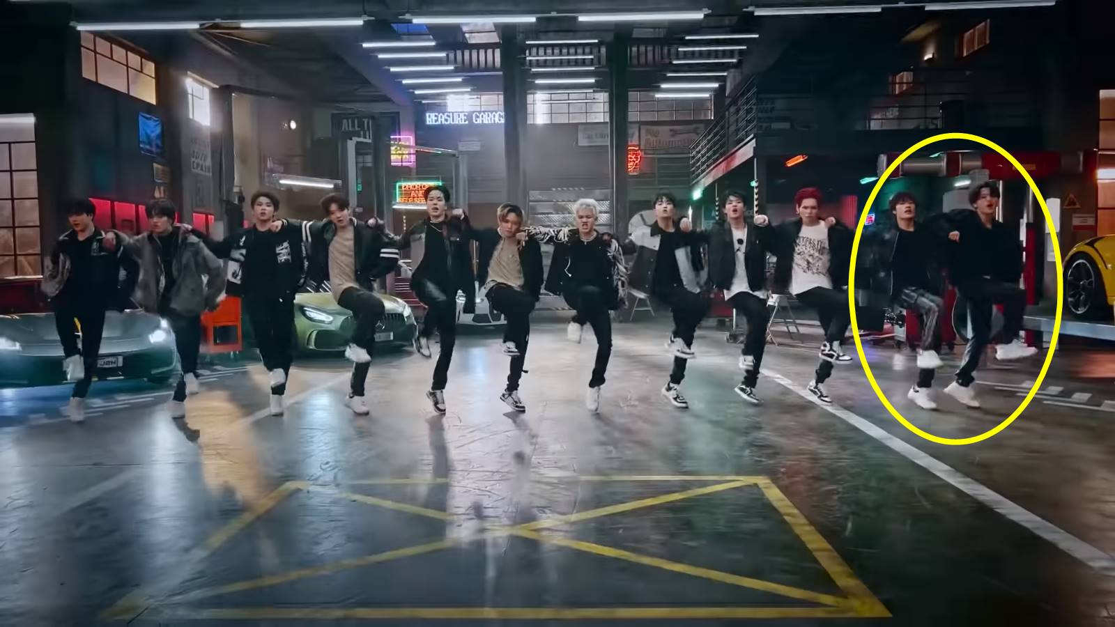 Bang Ye Dam ada di sebelah Doyoung di koreografi \