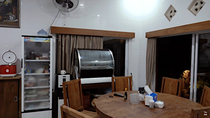 Penampakan Meja Makan