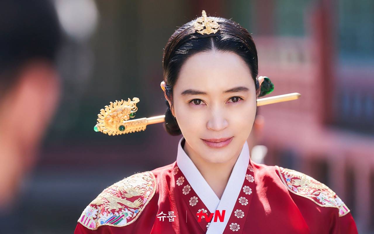 Kim Hye Soo Pamerkan Ekspresi Andalan 'Under The Queen's Umbrella' dengan Cara Beda di 3 Drama Lain