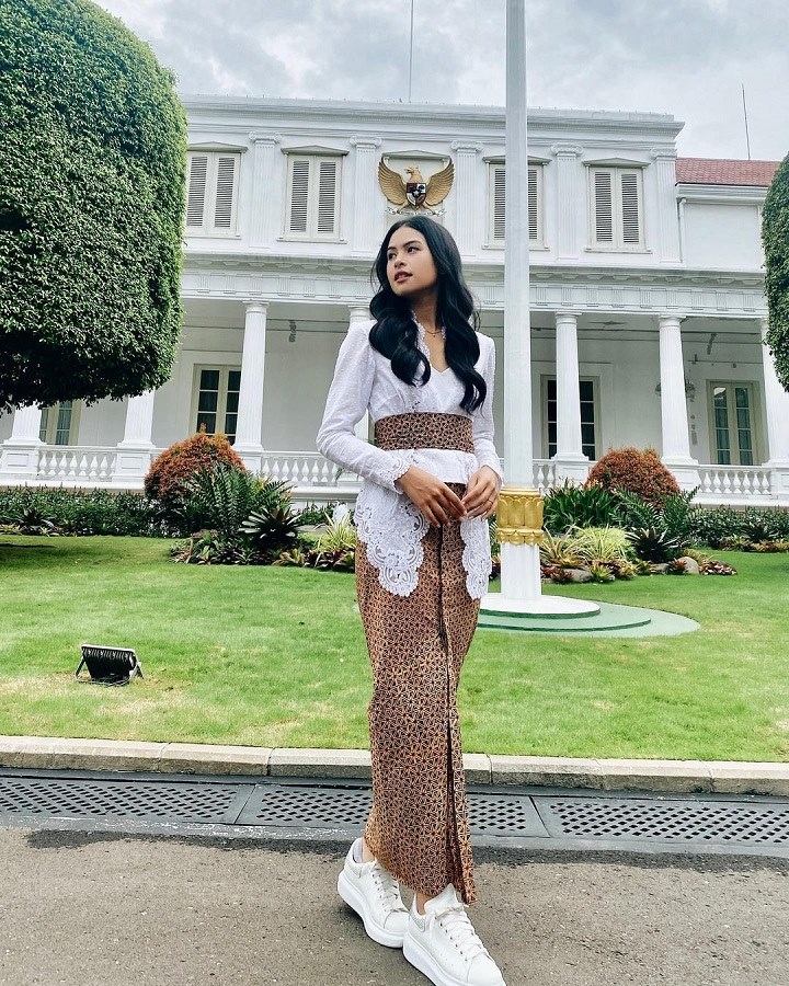 Perpaduan Kebaya dan Sepatu Keds
