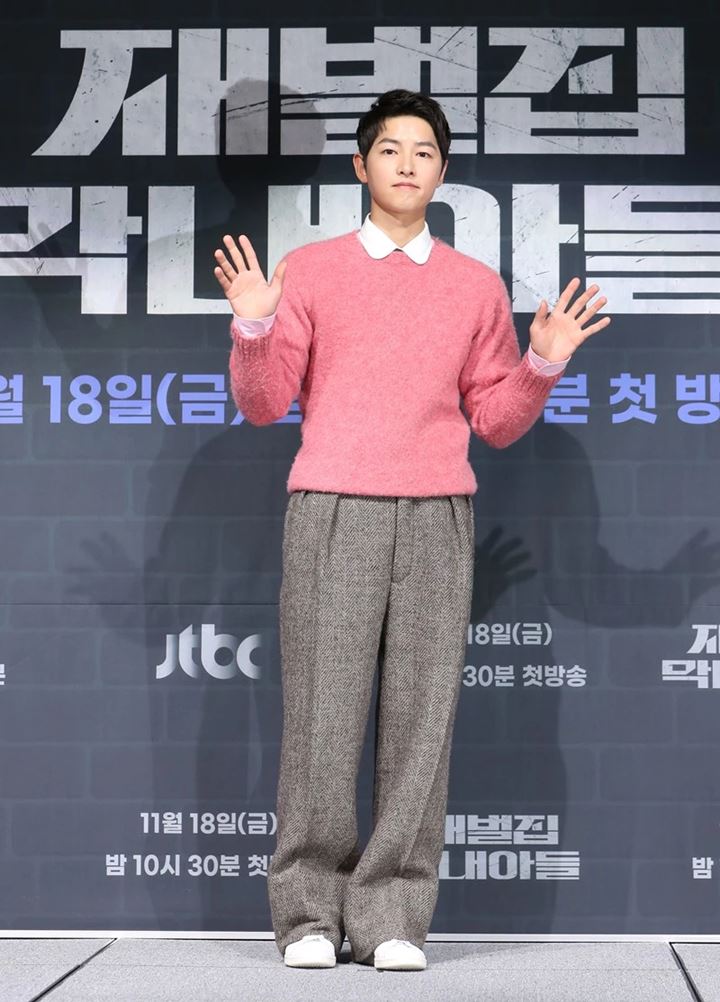 Busana Song Joong Ki di Konferensi Pers \'Reborn Rich\' Picu Perdebatan